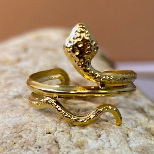 La bague serpent : l'élégance mordante revient en force