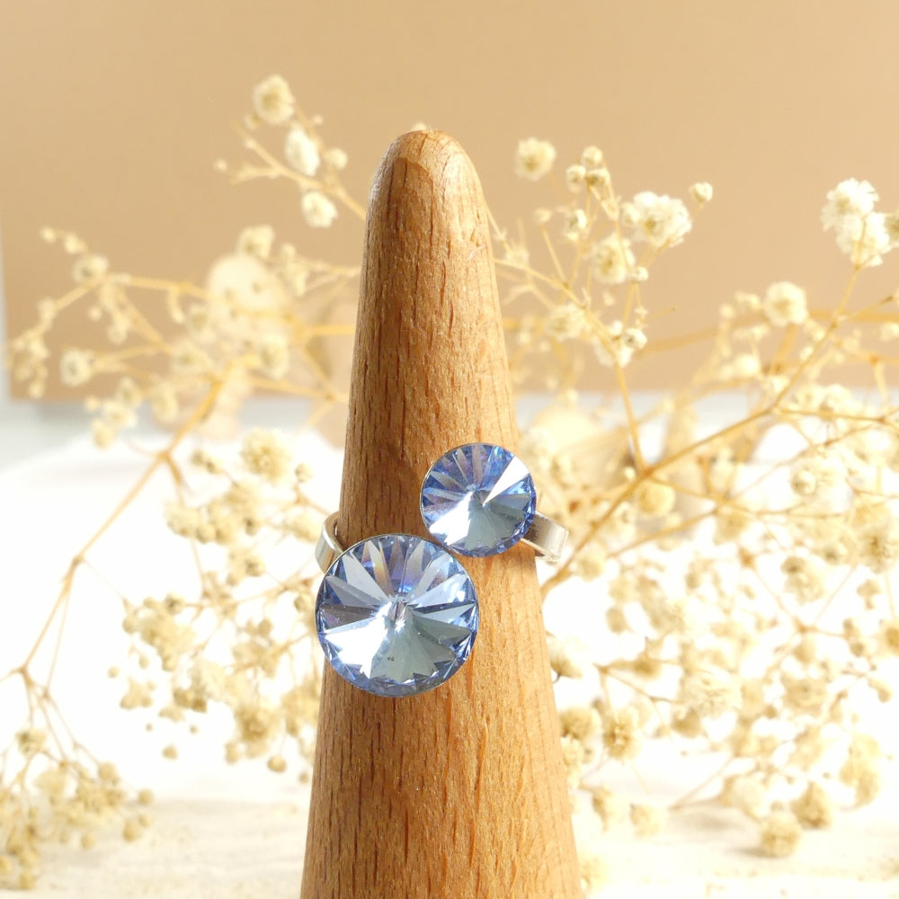 Bague ornée de deux cristaux de couleur Saphir clair.