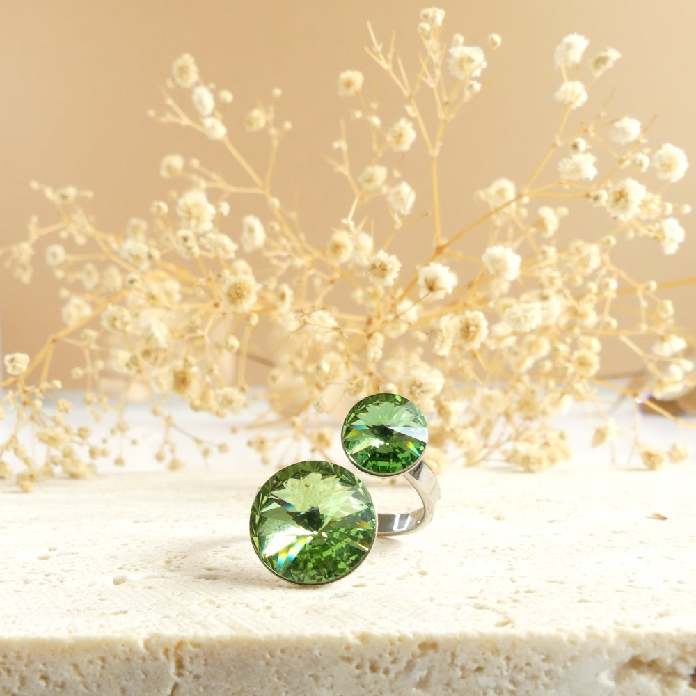 Bague ornée de deux cristaux de couleur Emeraude clair