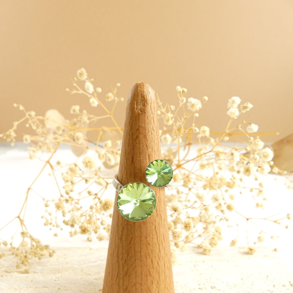 Bague ornée de deux cristaux de couleur Emeraude clair