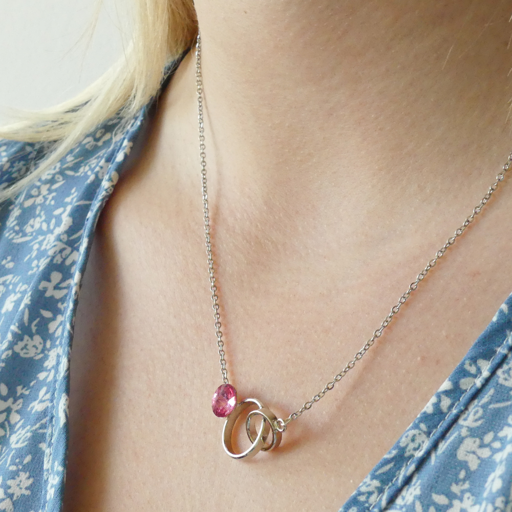 Collier entrelacés avec un solitaire cristal rose