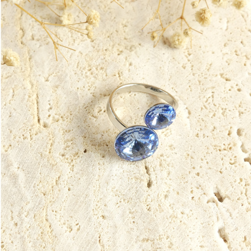 Bague ornée de deux cristaux de couleur Saphir clair.