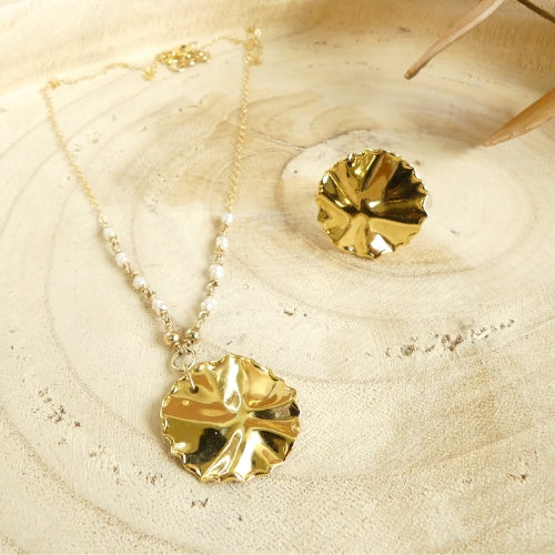 Collier perles de culture et pendentif soleil