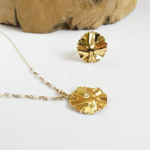 Collier perles de culture et pendentif soleil