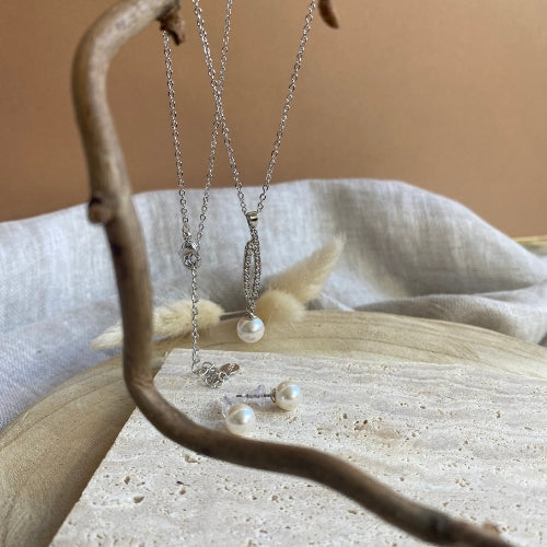 Collier perle blanche serti de cristaux