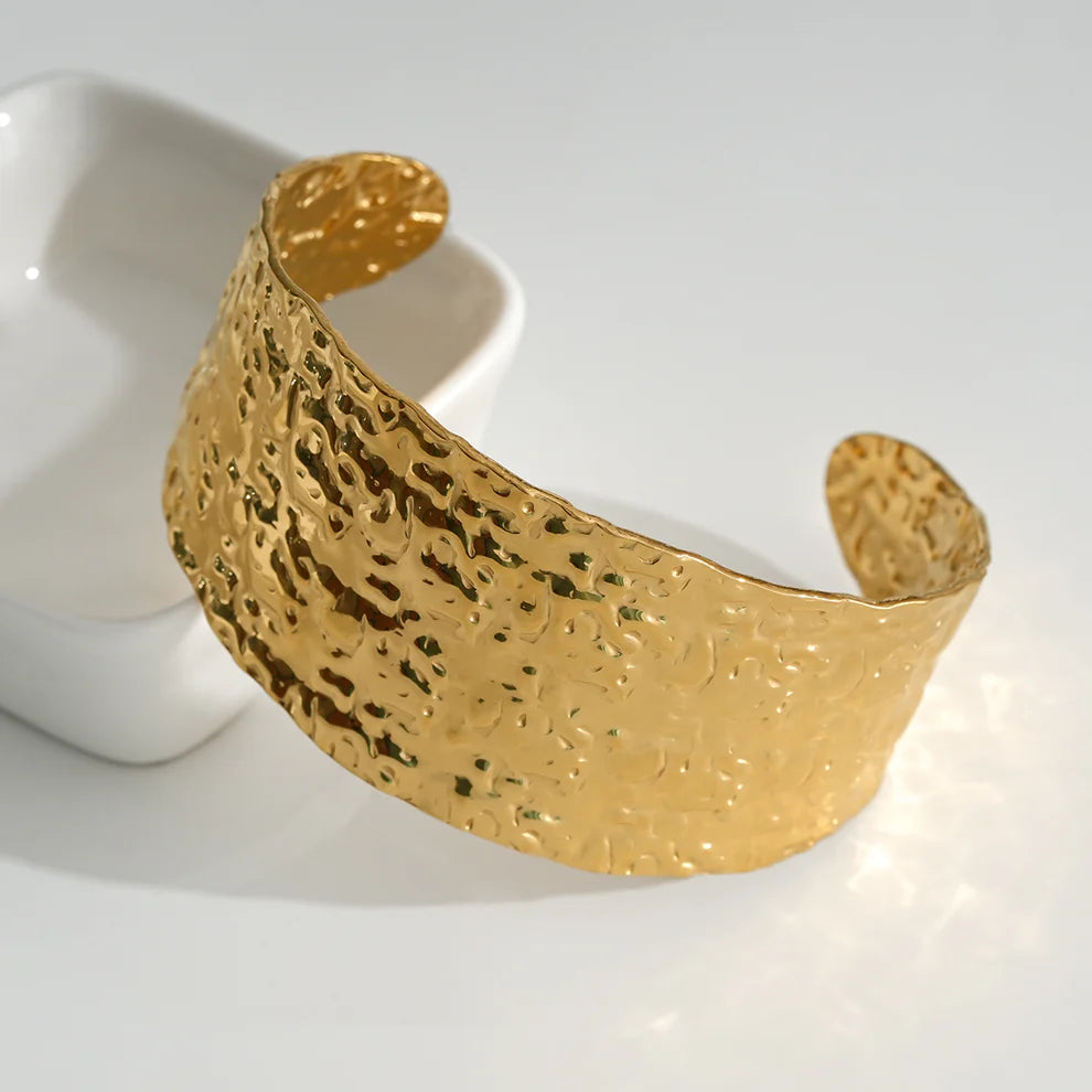 Altaïa, bracelet rigide femme doré, allure majestueuse