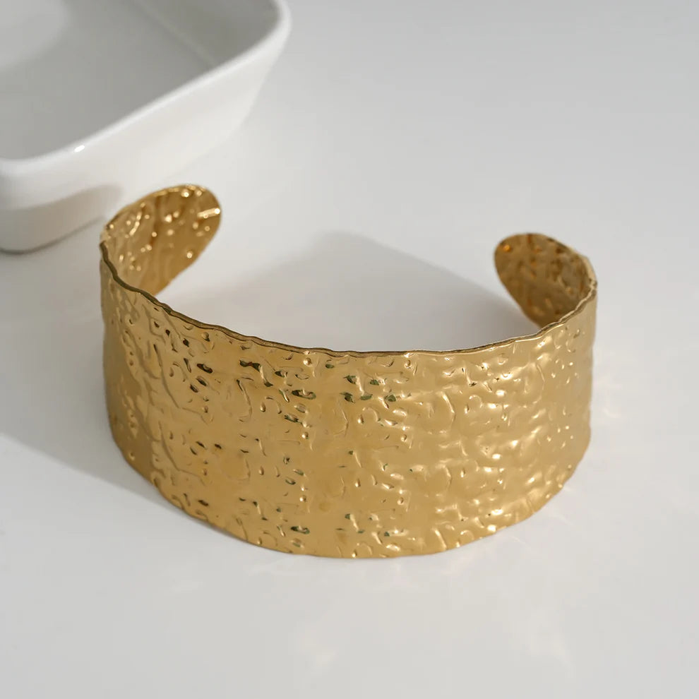 Altaïa, bracelet rigide femme doré, allure majestueuse