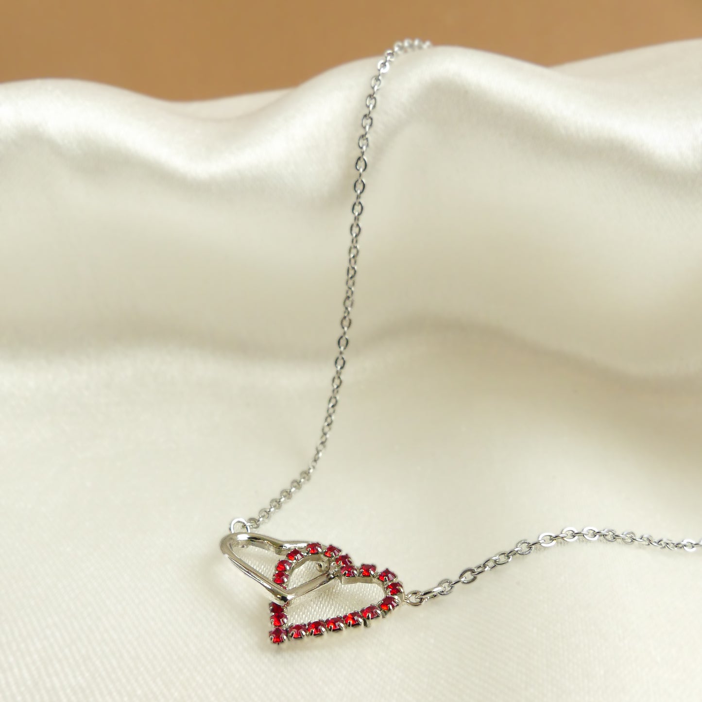 Collier coeur entrelacés ornés de cristaux rouge