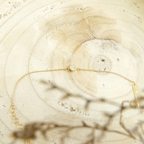 Bracelet chaine orné d'une délicate pierre