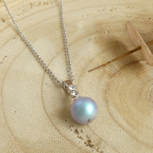 collier perle boutonné de deux cristaux swarovski
