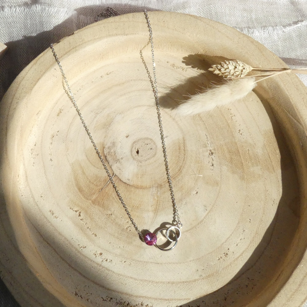 collier deux anneaux entrelacés et solitaire rose