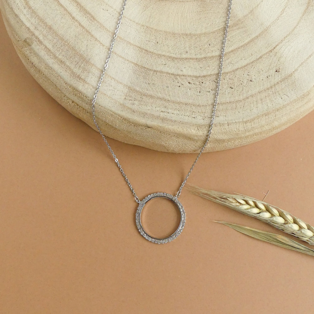Collier pendentif forme cercle orné de cristaux