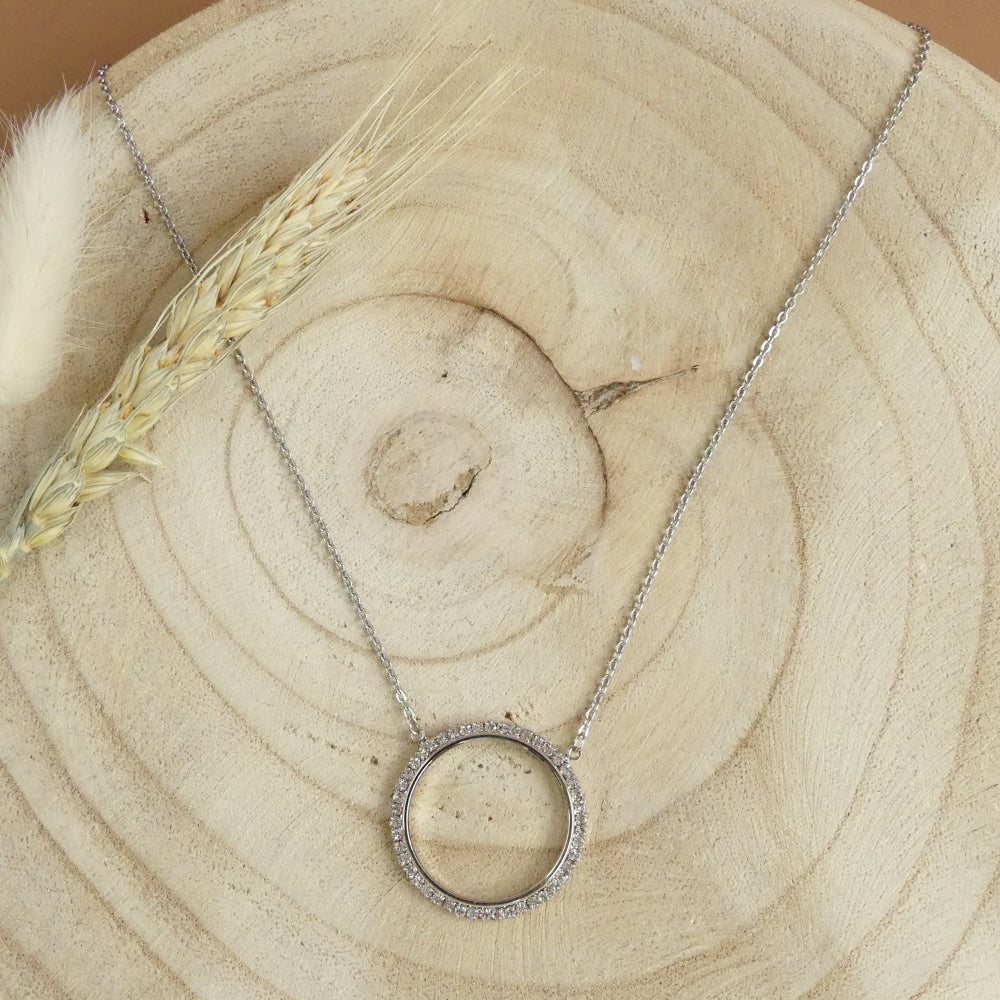 Collier pendentif forme cercle orné de cristaux