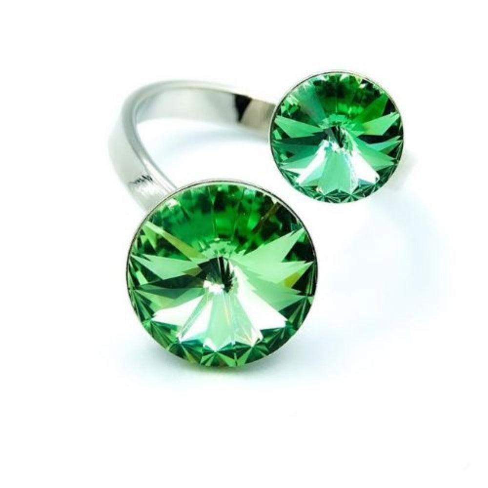 Bague ornée de deux cristaux de couleur émeraude
