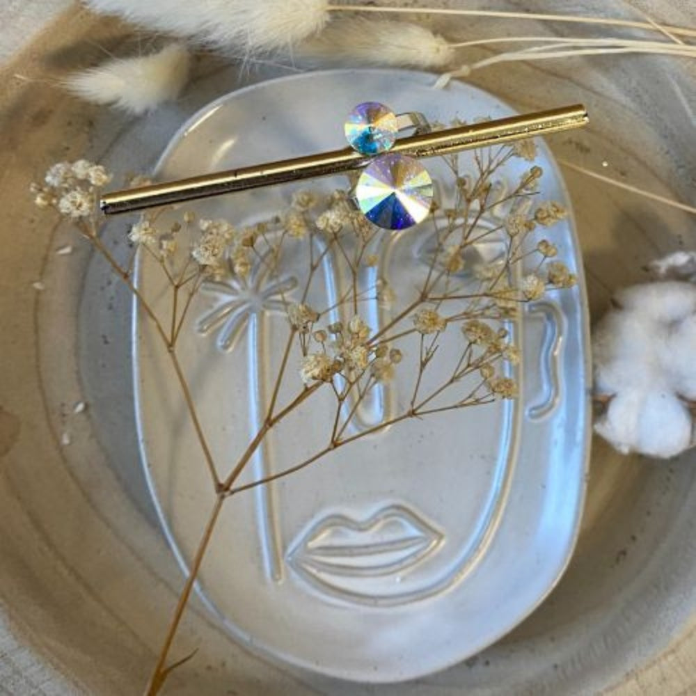 Bague ornée de deux cristaux de couleur vitrail clair