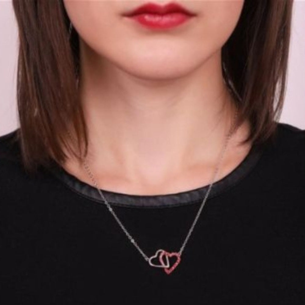 collier coeur entrelacés ornés de cristaux rouge