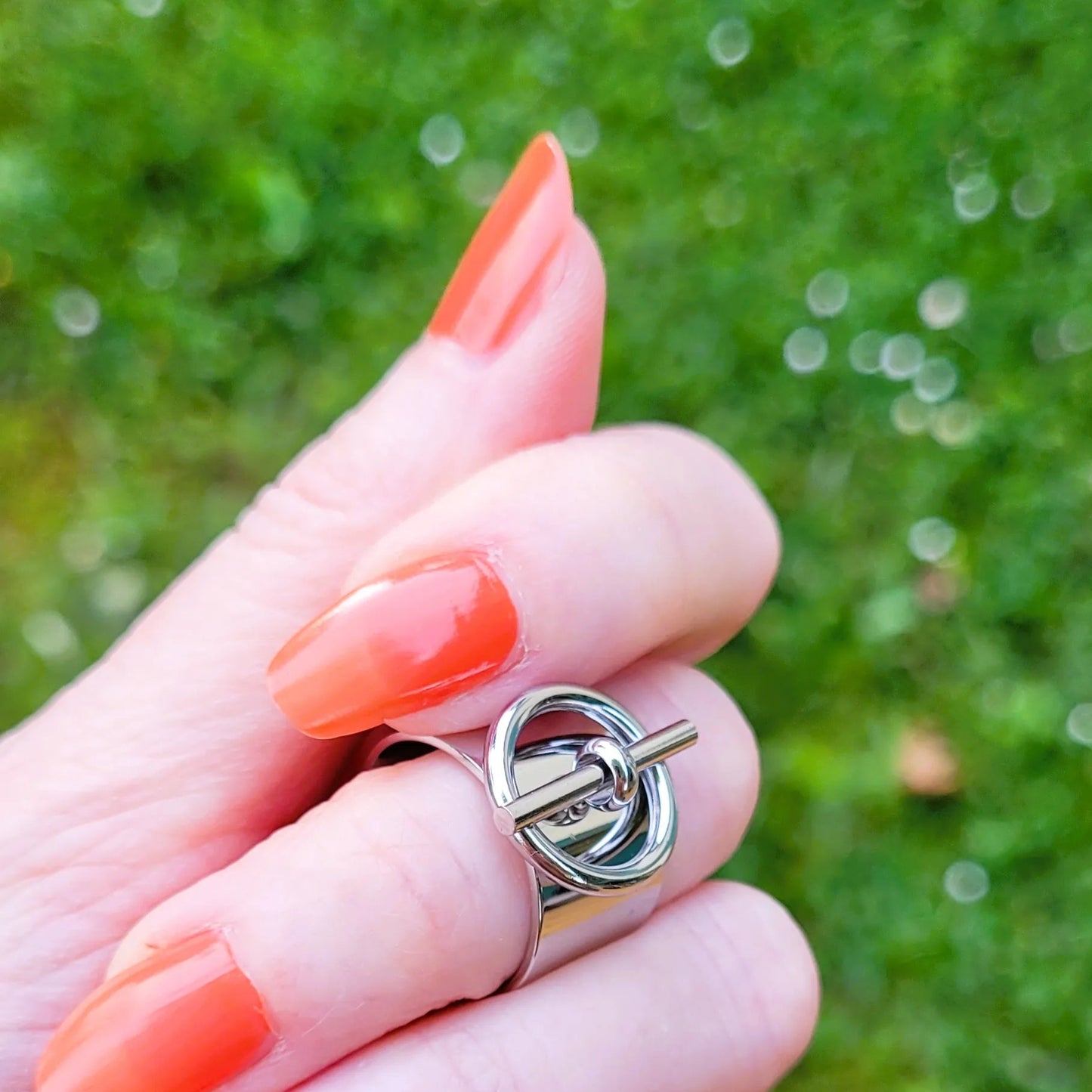 bague argentée Sara, une bague pour femme moderne inspirée d’une chaine marine