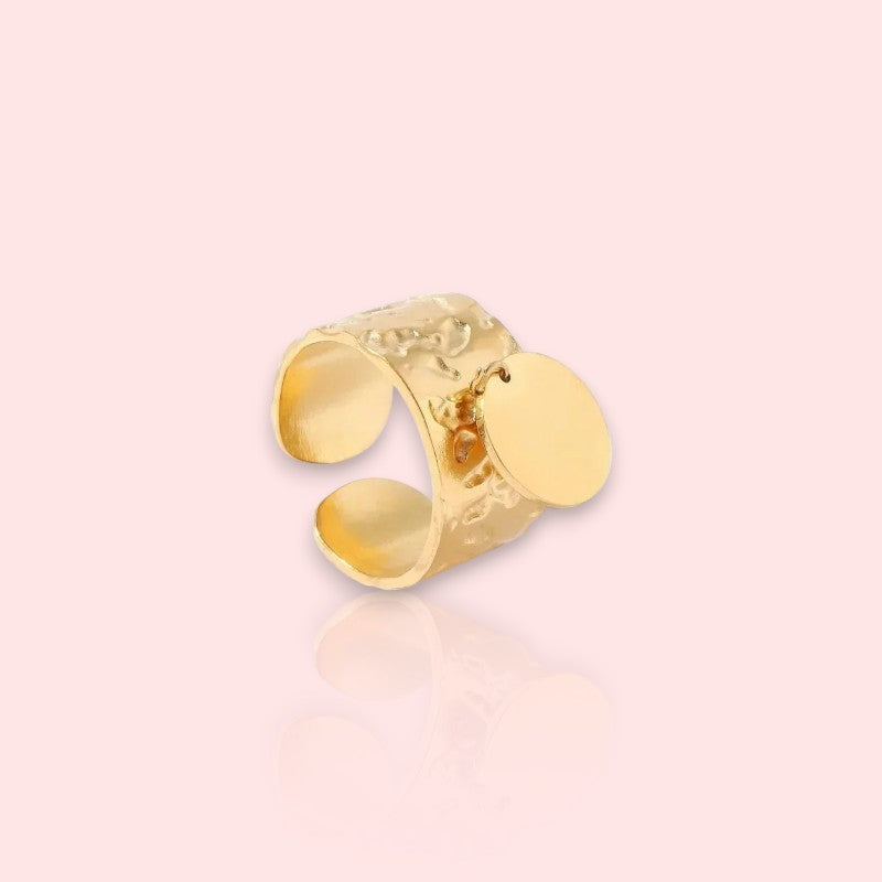 bague avec breloque Nina, une bague dorée pour femme tendance en 2025