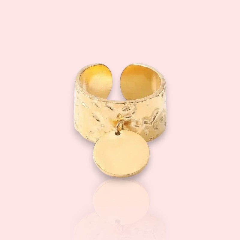 bague avec breloque Nina, une bague dorée pour femme avec médaillon