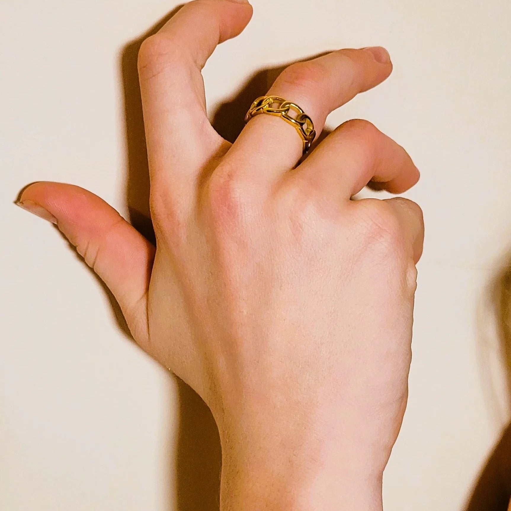 bague Chaïna, une bague en acier inoxydable dorée pour femme tendance en 2025