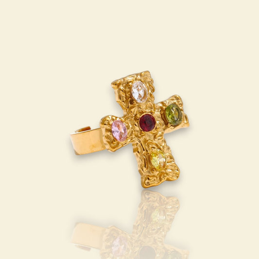 bague avec une croix chrétienne Calysta, une bague dorée et multicolore tendance en 2025