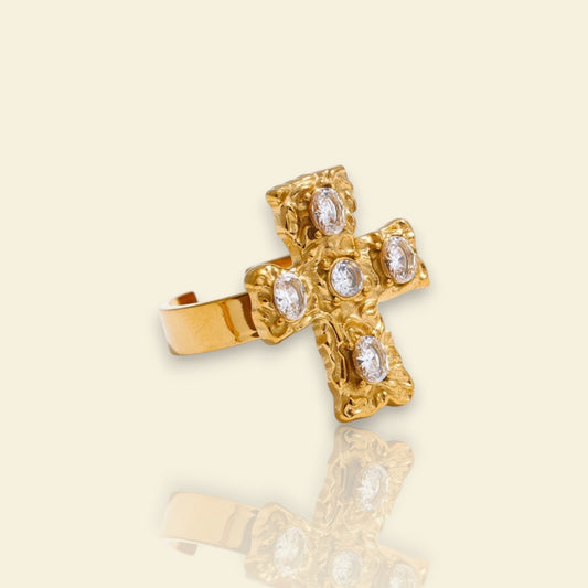 bague avec une croix chrétienne Calysta, une bague dorée et couleur cristal tendance en 2025