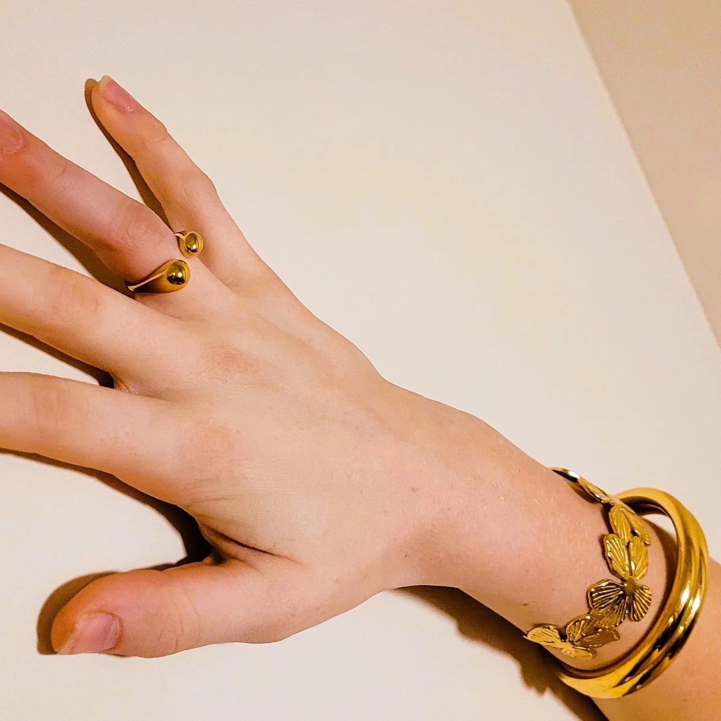 bague dorée Dropia, une bague réglable en forme de gouttes