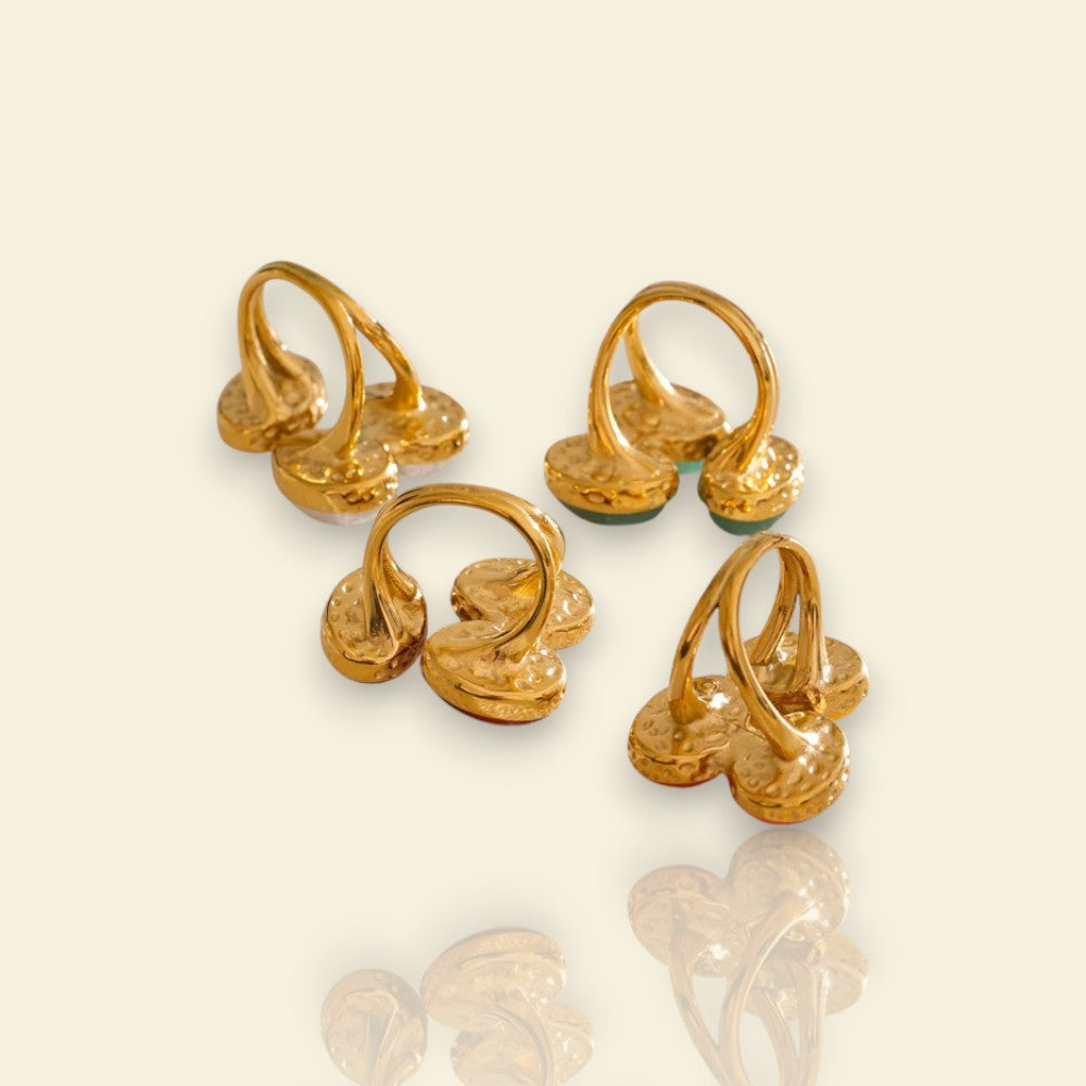 bague dorée Gaïa, une bague avec pierres naturelles semi précieuses vertes
