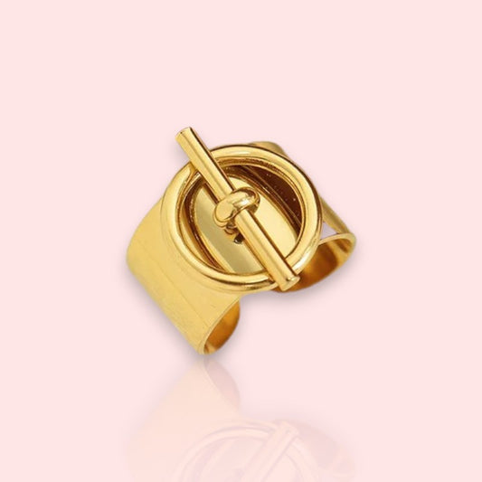 bague dorée Sara, une bague pour femme moderne tendance en 2025