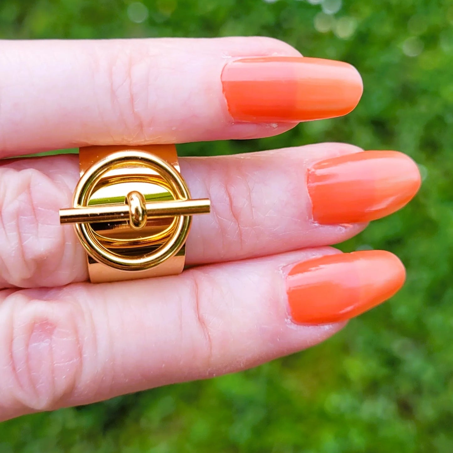 bague dorée Sara, une bague pour femme moderne inspirée d’une chaine marine