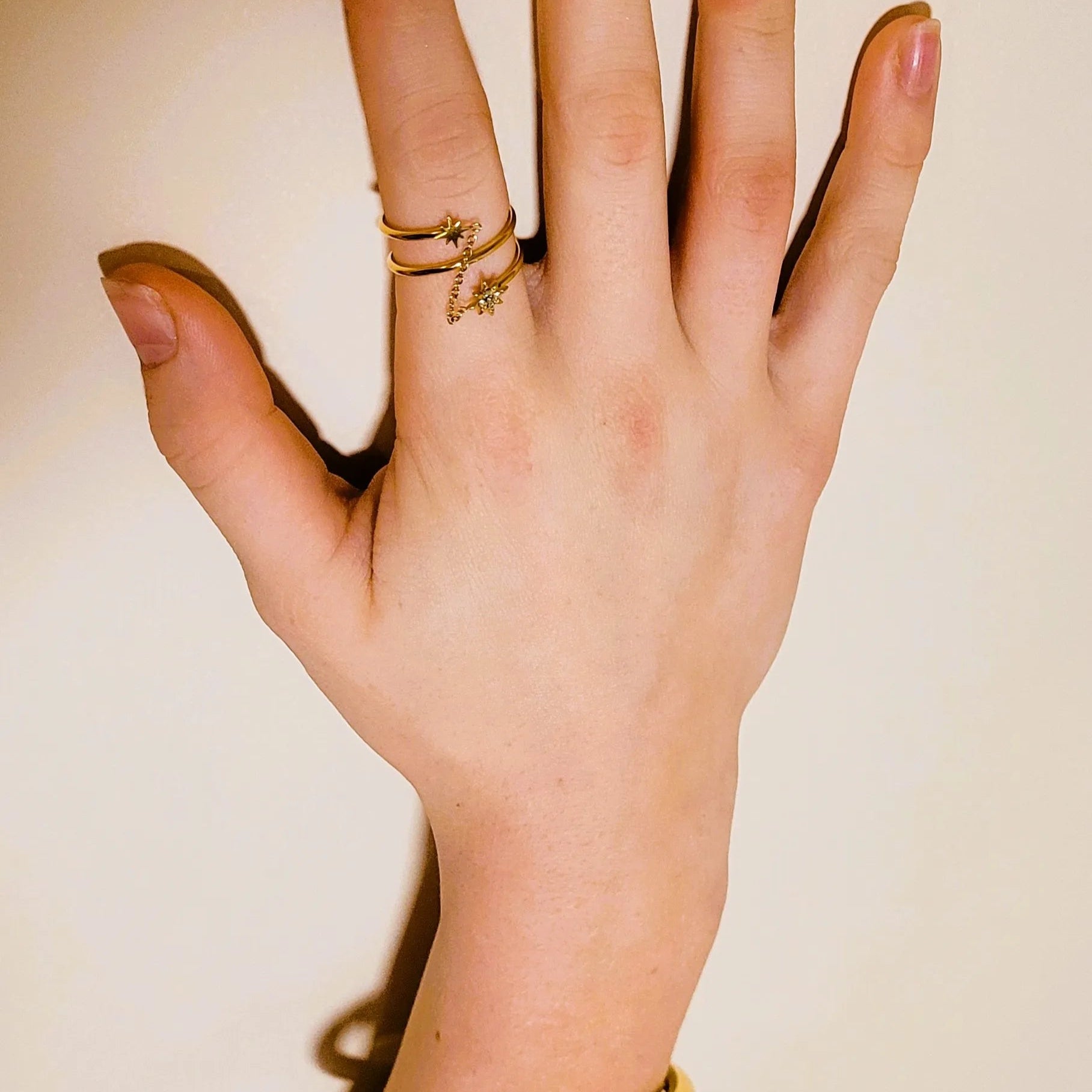 bague dorée Zorya, une bague réglable étoilée