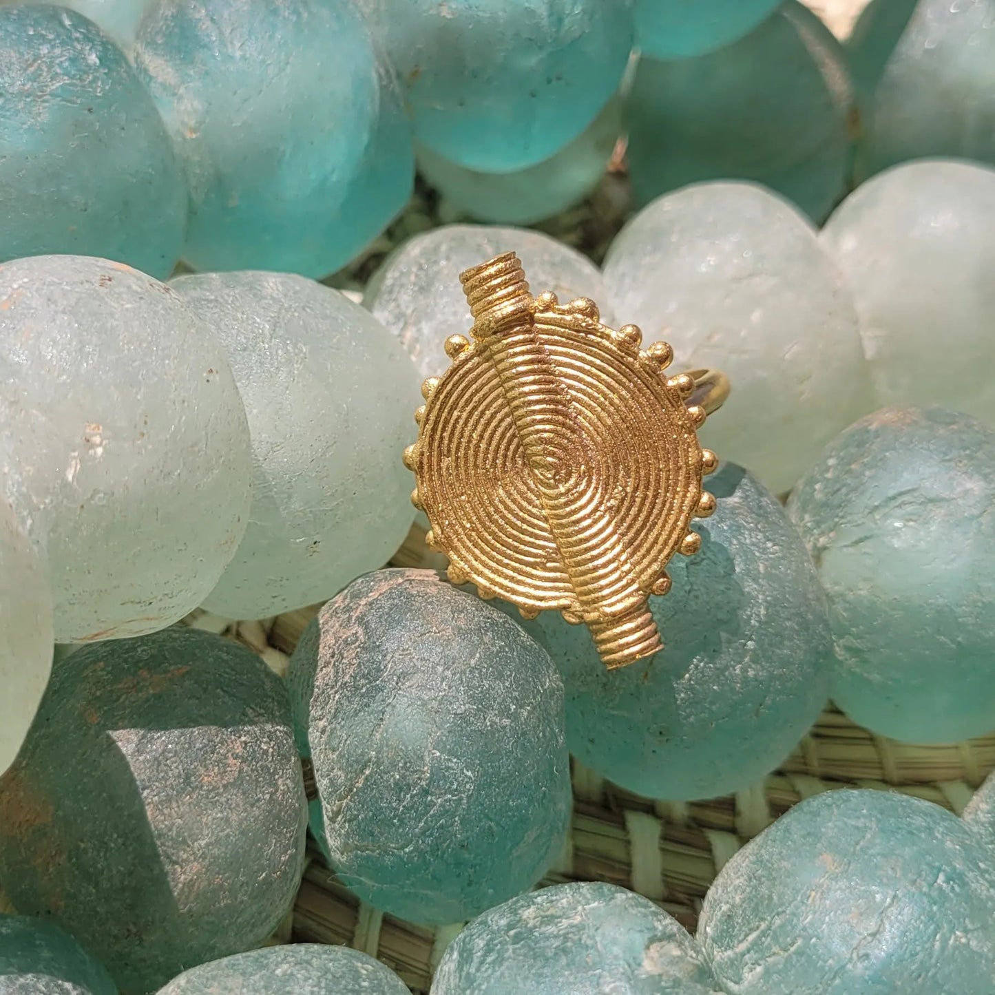 bague ethnique Akan, un bijou en bronze sculpté