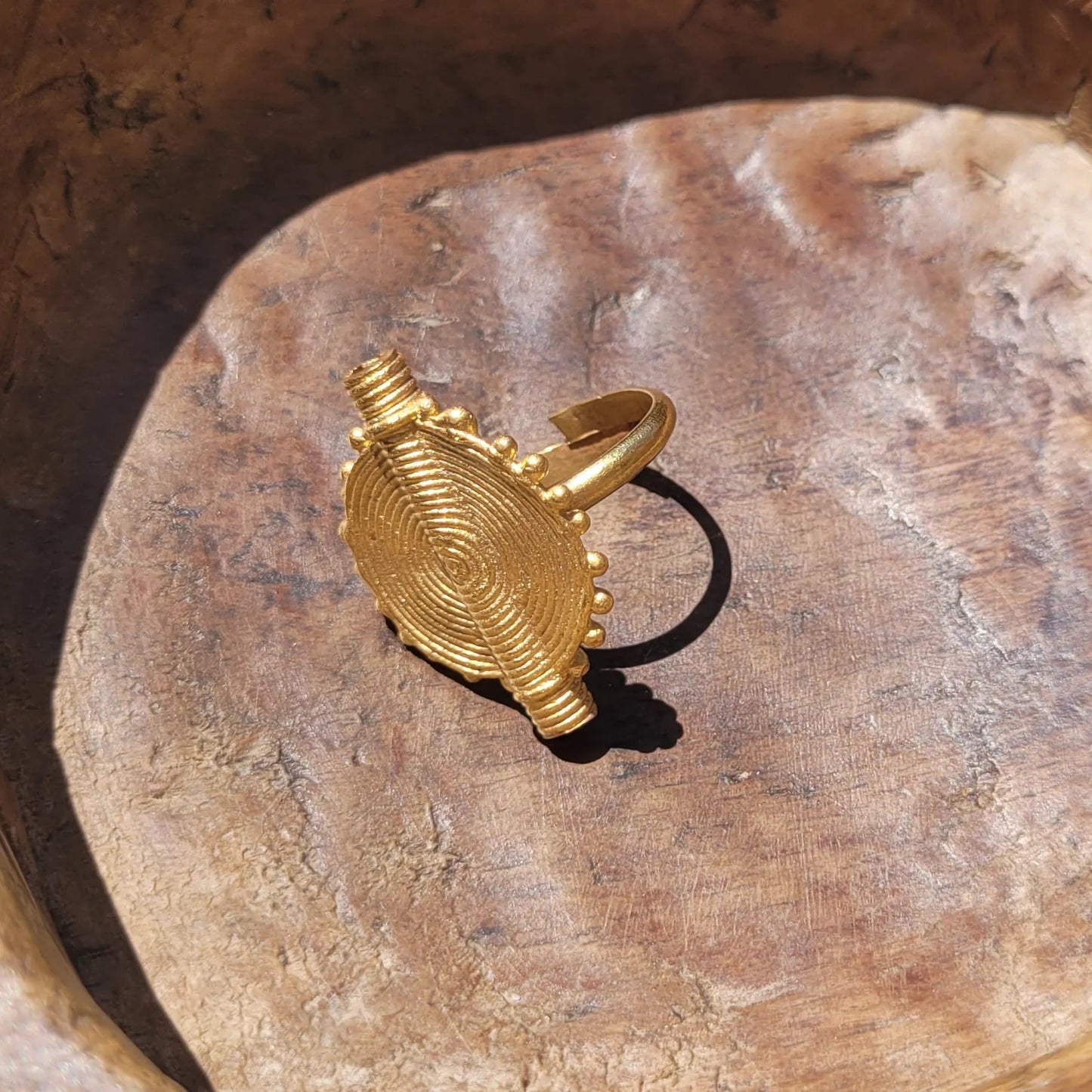 bague ethnique Akan, un bijou en bronze fait main par des artisans dakarois