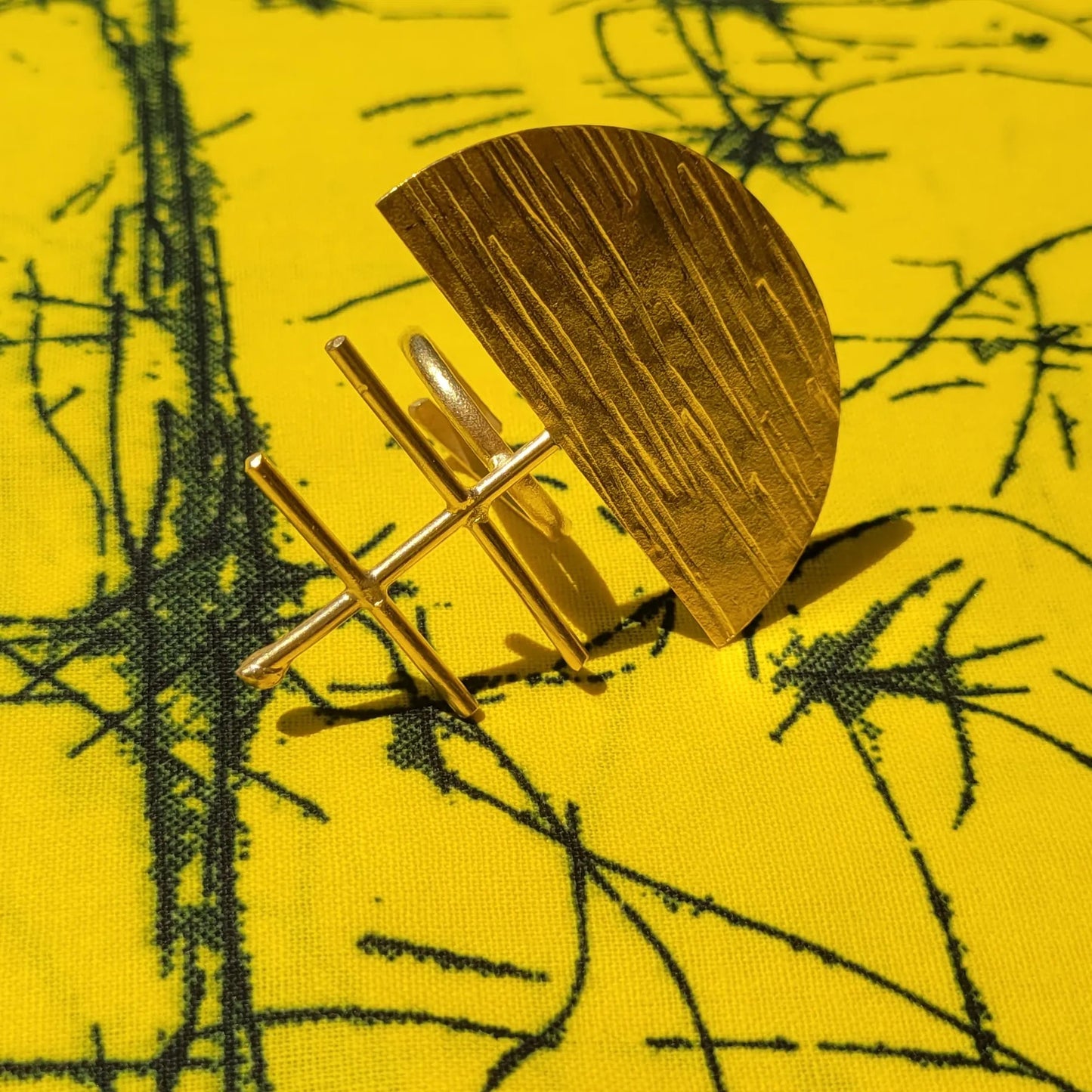 bague ethnique Ashanti, une bague de créateur au fini brossé