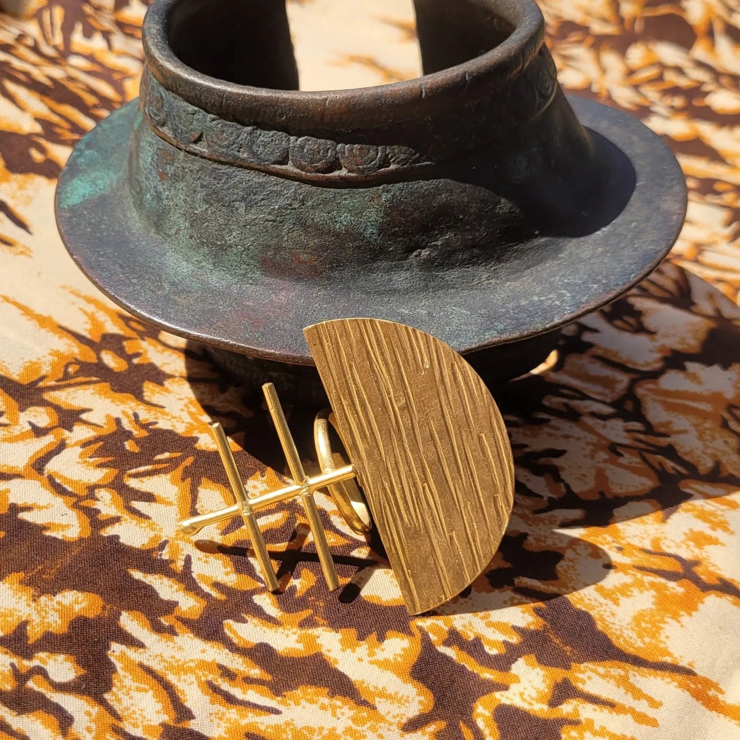 bague ethnique Ashanti, un bijou en bronze fait main par des artisans dakarois