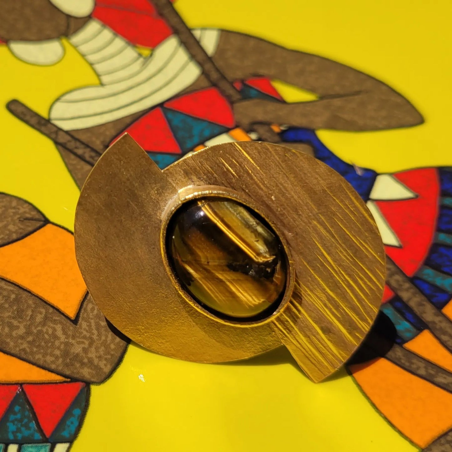 bague ethnique Bakari, un bijou en bronze au contraste élégant entre fini satiné et brossé