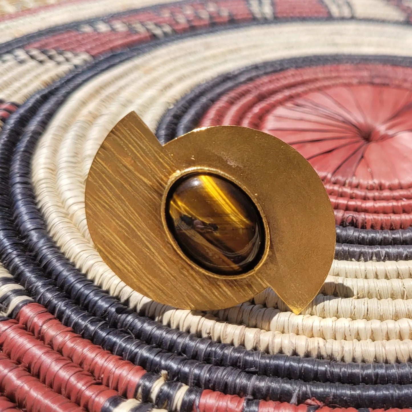 bague ethnique Bakari, un bijou en bronze façonné au Sénégal
