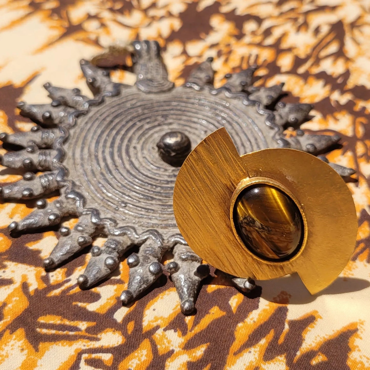 bague ethnique Bakari, un bijou en bronze fait main par des artisans dakarois