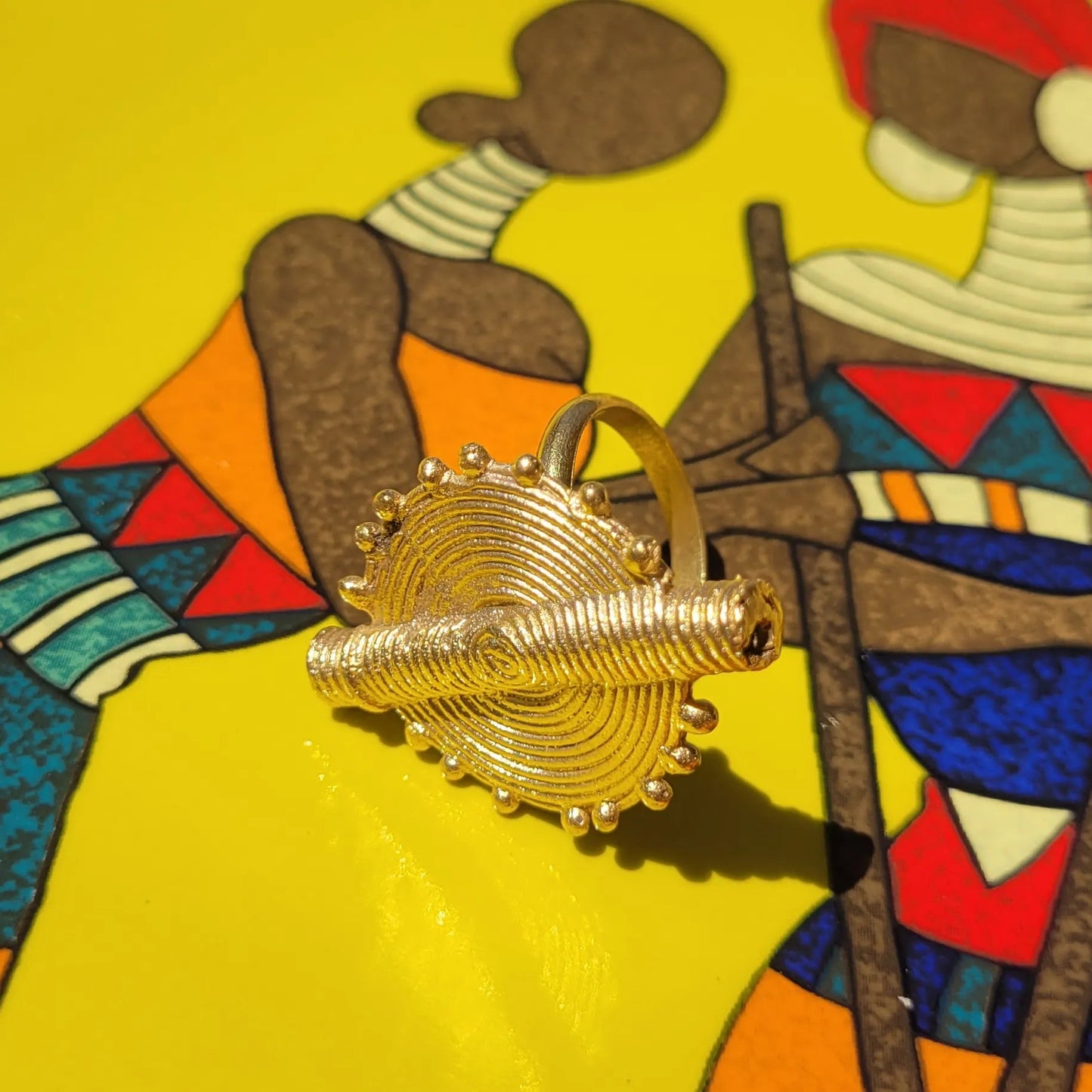 bague ethnique Baoulé, une bague africaine en forme d’objet ancestral pour mesurer l’or