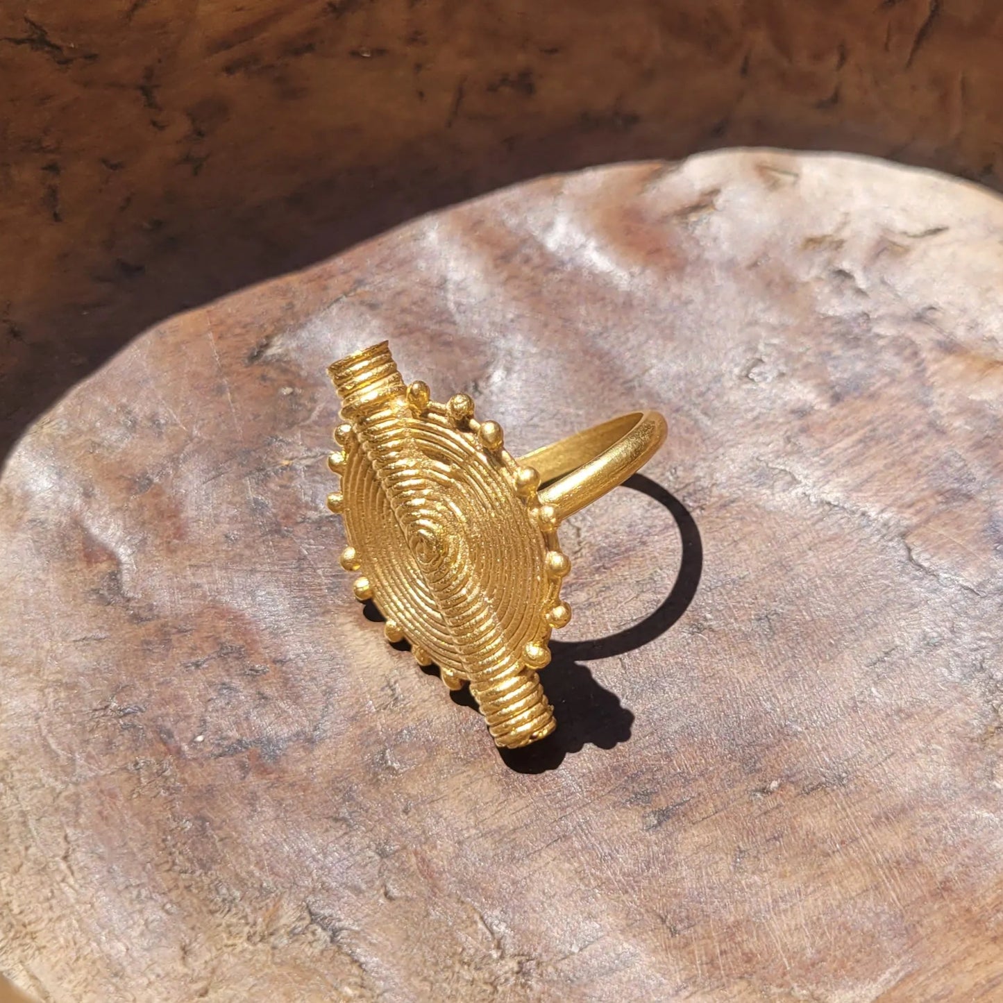 bague ethnique Baoulé, une bague africaine en bronze sculpté