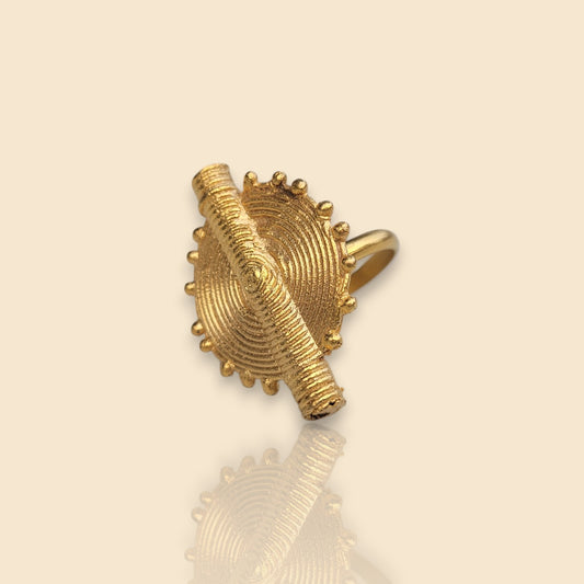 bague ethnique Baoulé, une bague pour femme réglable en forme d’objet ancestral pour mesurer l’or