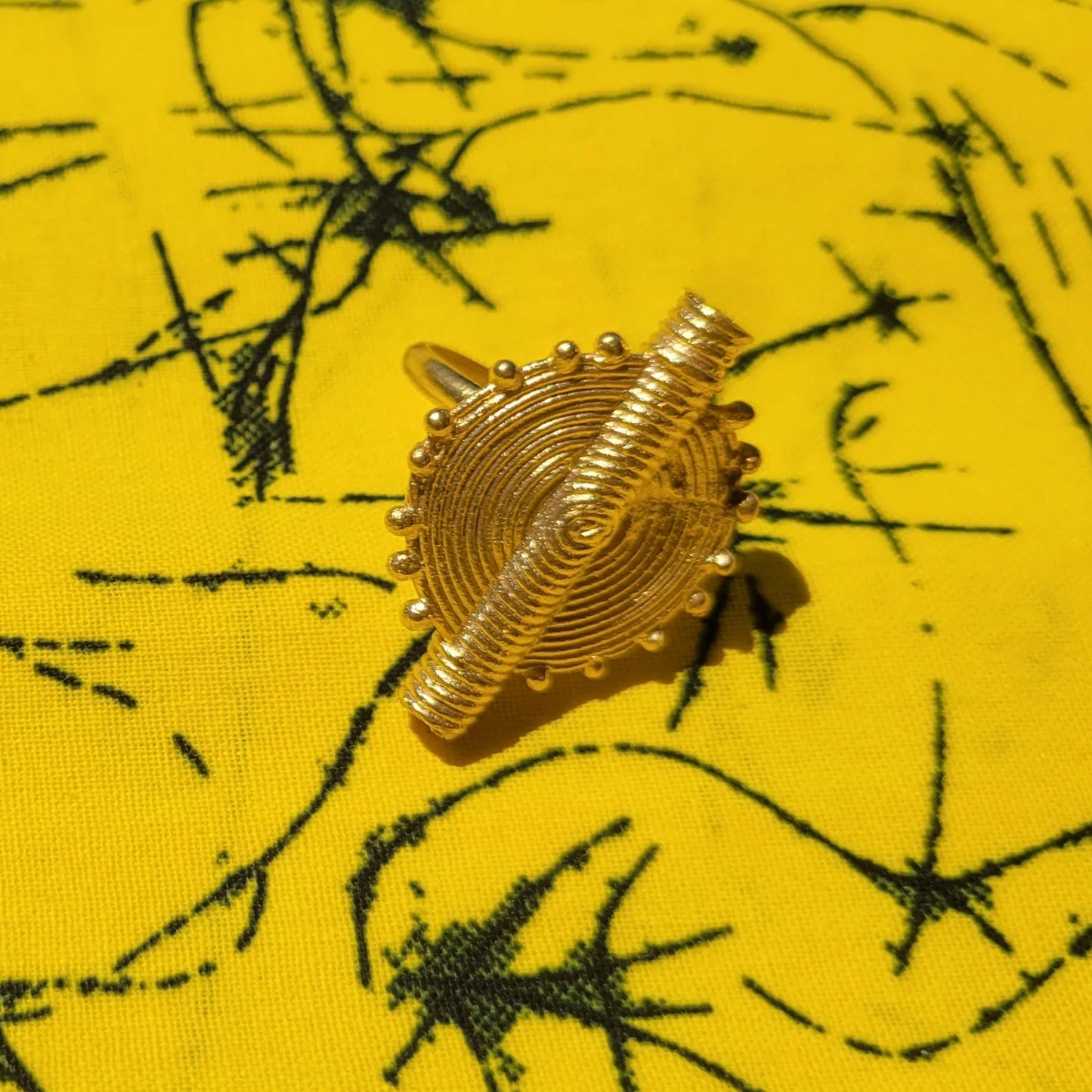 bague ethnique Baoulé, un bijou en bronze en forme d’objet ancestral pour mesurer l’or