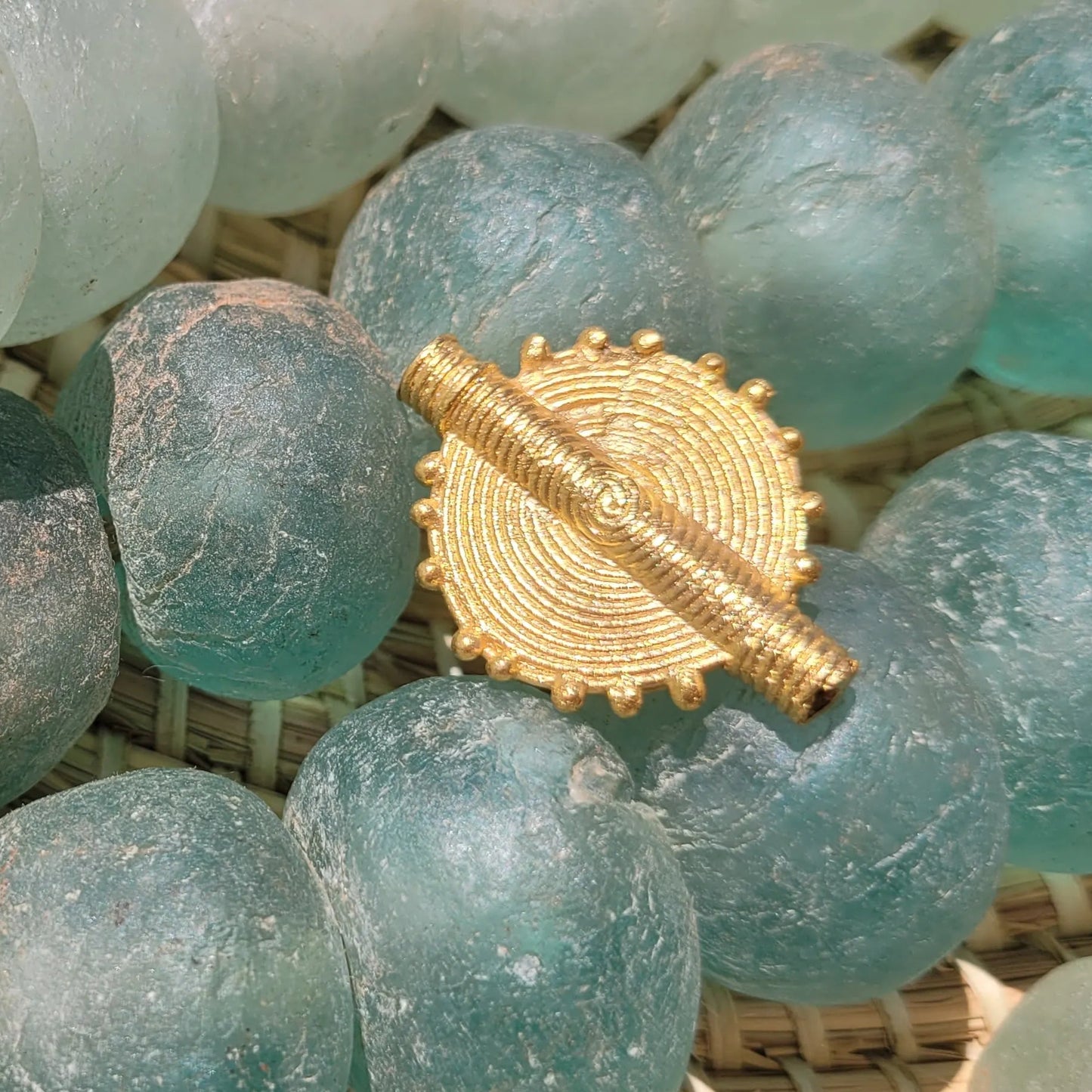 bague ethnique Baoulé, un bijou en bronze sculpté