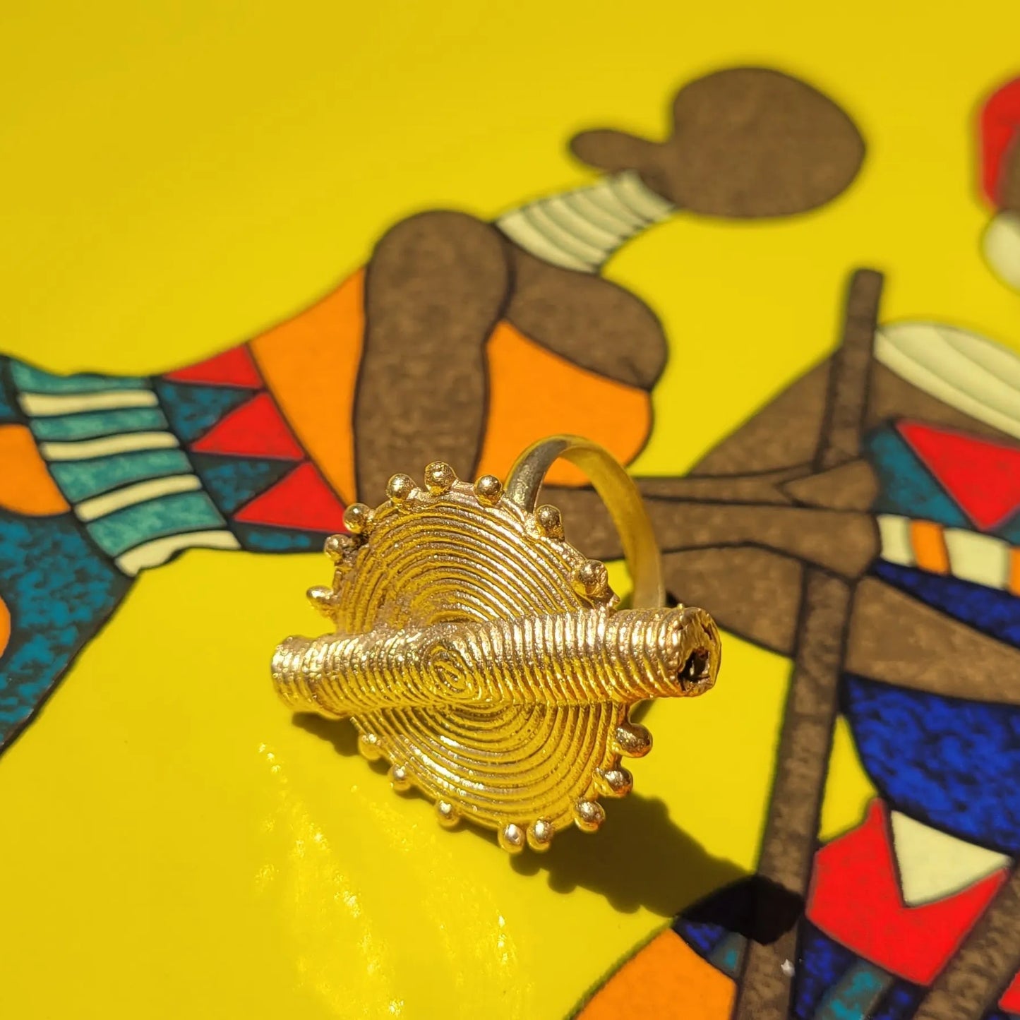 bague ethnique Baoulé, un bijou en bronze façonné au Sénégal