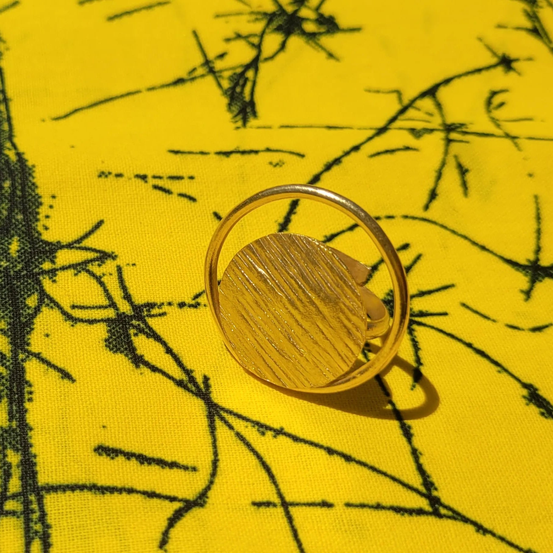 bague ethnique Danku, une bague pour femme réglable faite main par des artisans dakarois