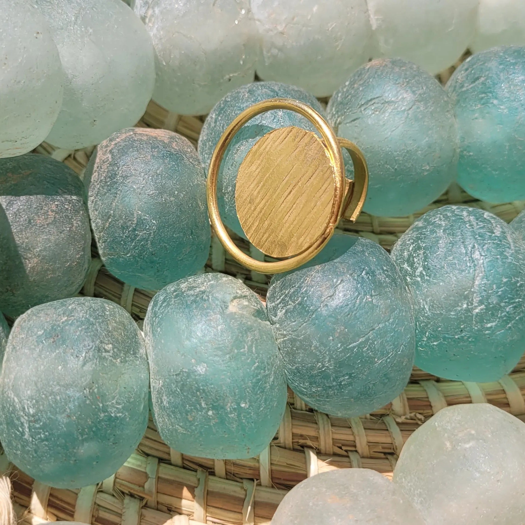 bague ethnique Danku, un bijou au fini brossé