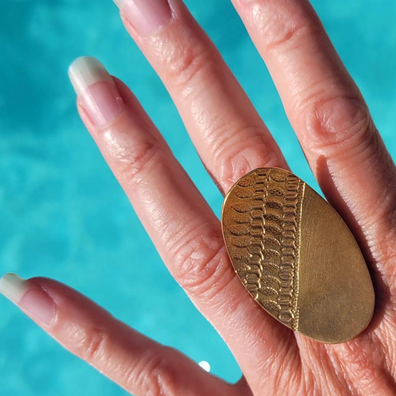 bague ethnique Luwana, une bague africaine sublimée par un ovale cambré