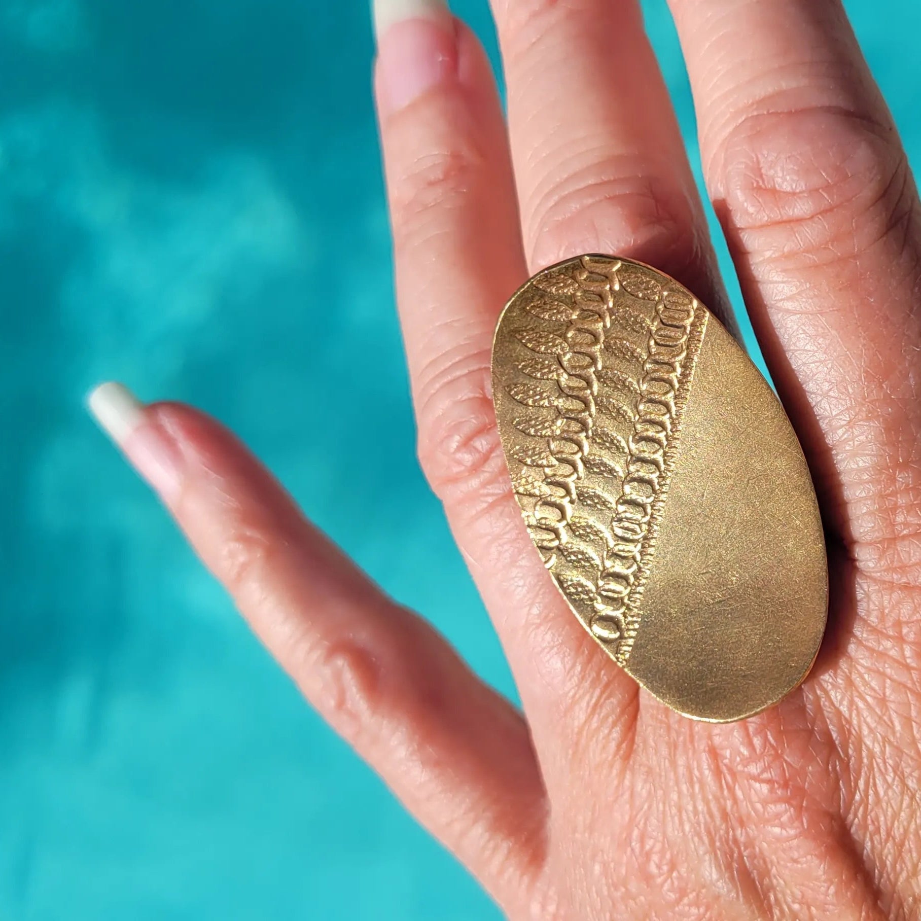 bague ethnique Luwana, une bague africaine au fini sculpté et satiné