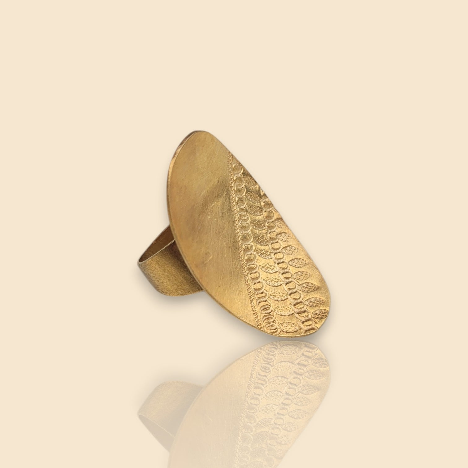 bague ethnique Luwana, une bague fantaisie pour femme sublimée par un ovale cambré