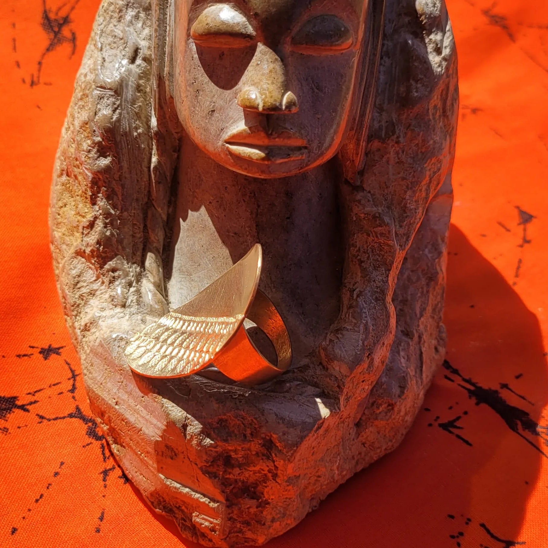 bague ethnique Luwana, une bague fantaisie pour femme au fini sculpté et satiné